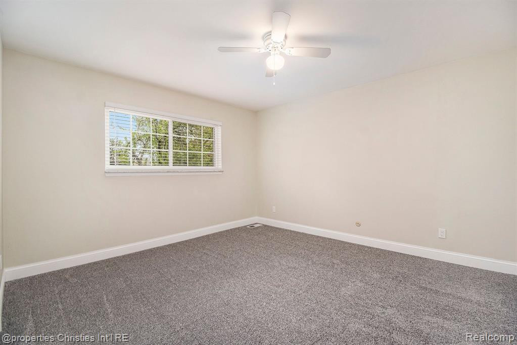 683 E FOX HILLS Drive, Bloomfield Hills, MI 48304 — Photo 13