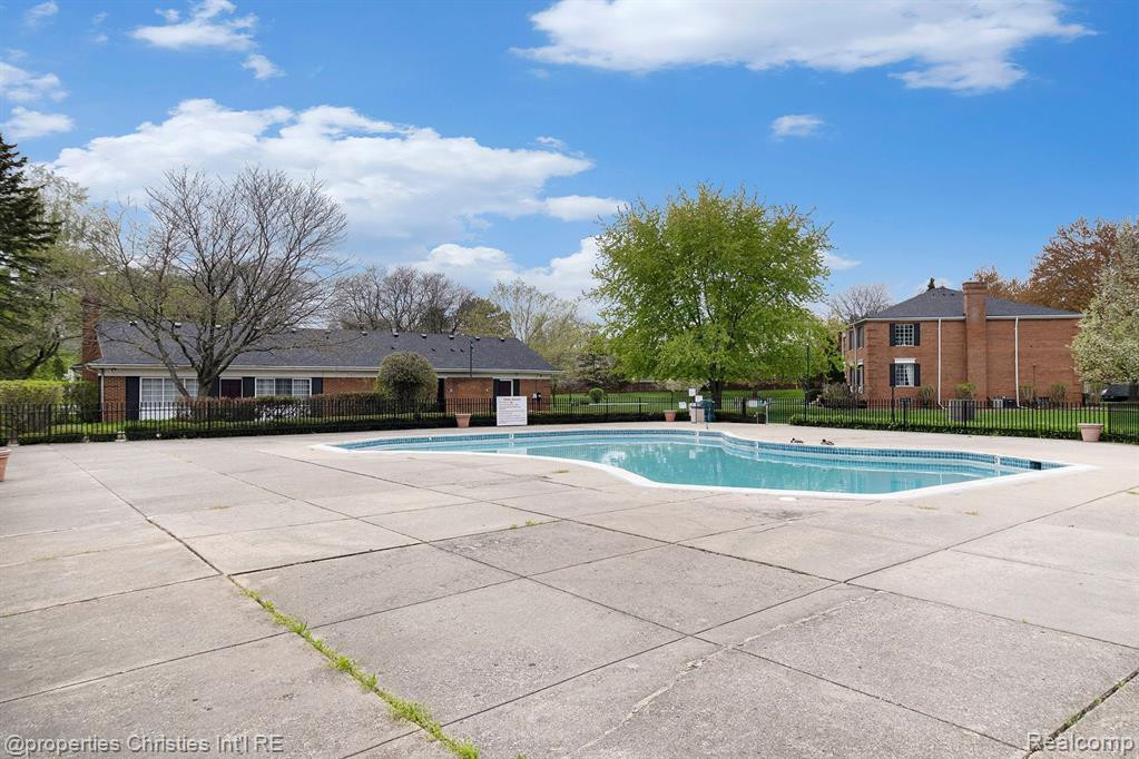 683 E FOX HILLS Drive, Bloomfield Hills, MI 48304 — Photo 14