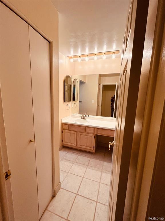 760 E FOX HILLS Drive, Bloomfield Hills, MI 48304 — Photo 18