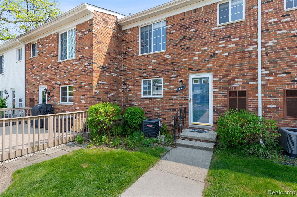 611 FOX HILLS Drive N, Bloomfield Hills, MI 48304 — Photo 2