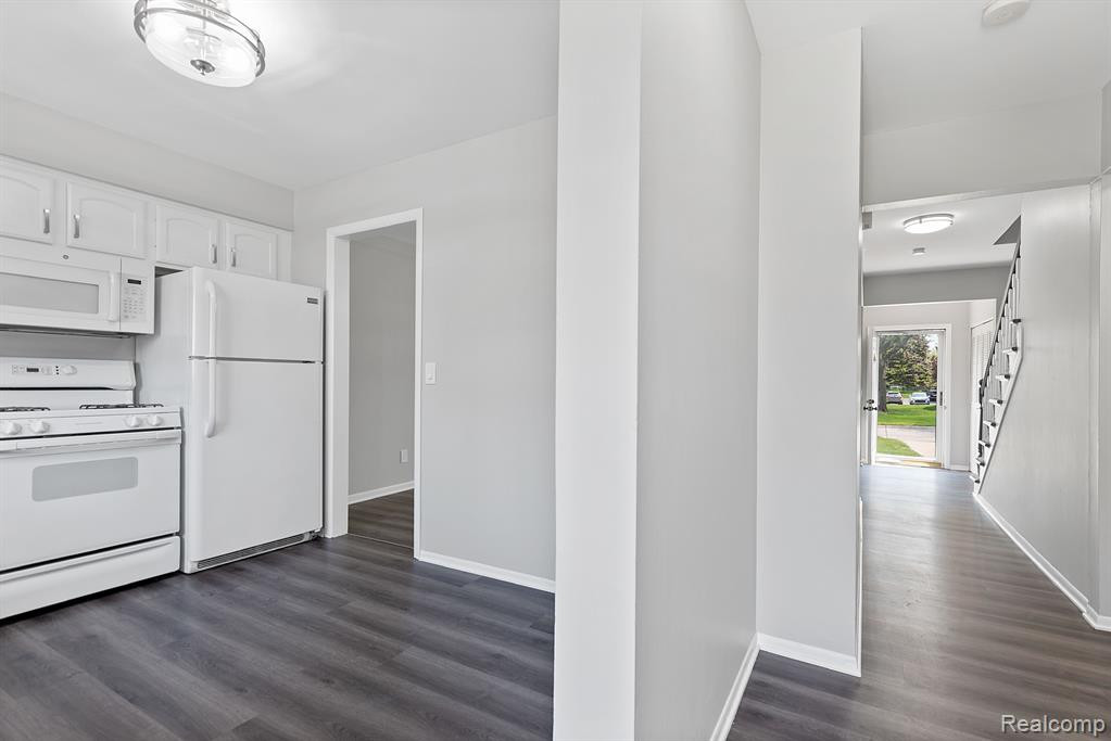 611 FOX HILLS Drive N, Bloomfield Hills, MI 48304 — Photo 11