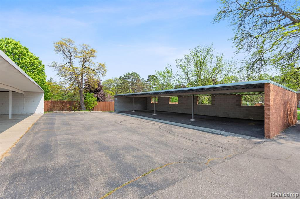611 FOX HILLS Drive N, Bloomfield Hills, MI 48304 — Photo 24