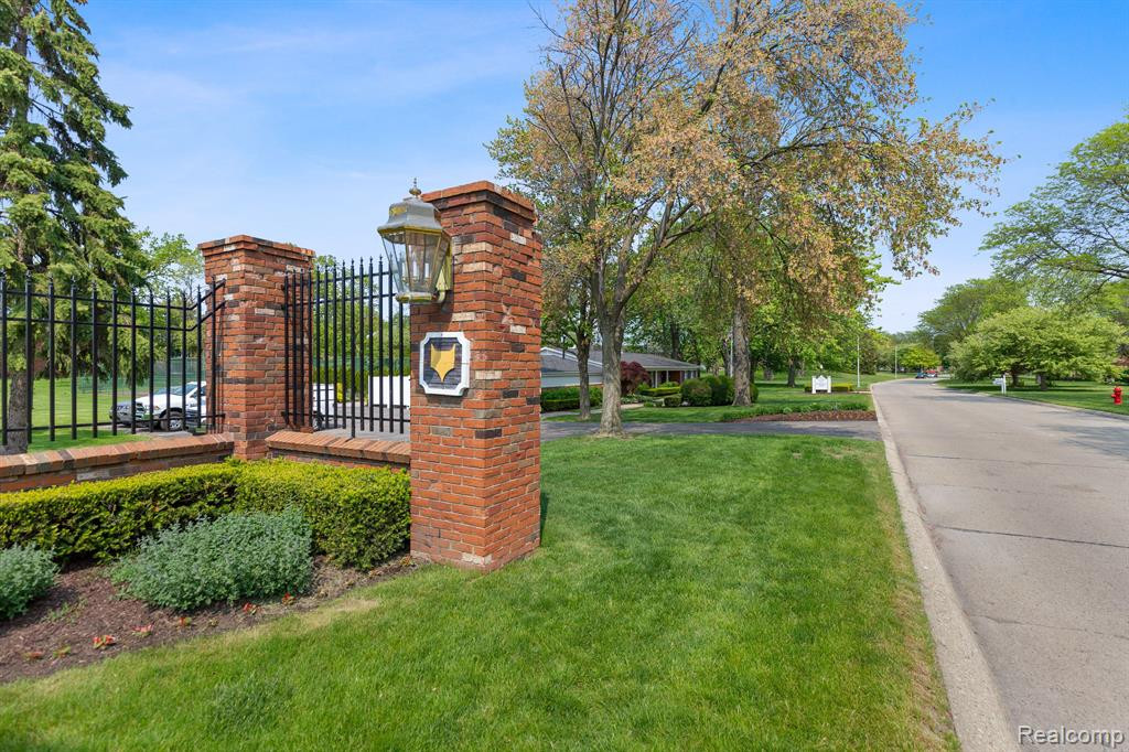 611 FOX HILLS Drive N, Bloomfield Hills, MI 48304 — Photo 25