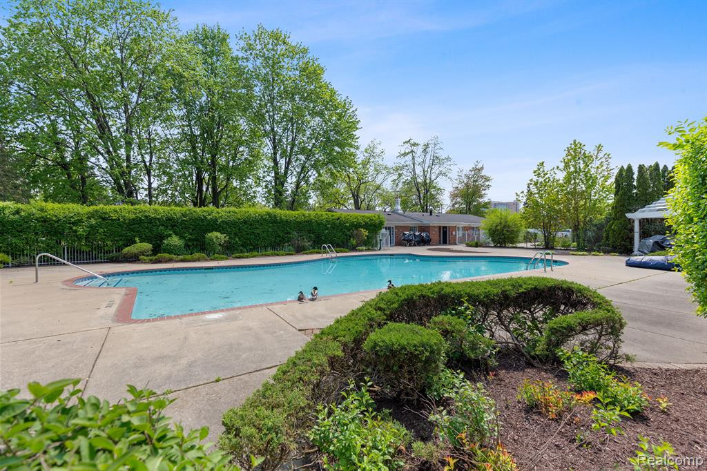 611 FOX HILLS Drive N, Bloomfield Hills, MI 48304 — Photo 27