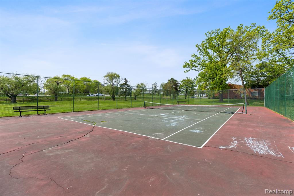 611 FOX HILLS Drive N, Bloomfield Hills, MI 48304 — Photo 28