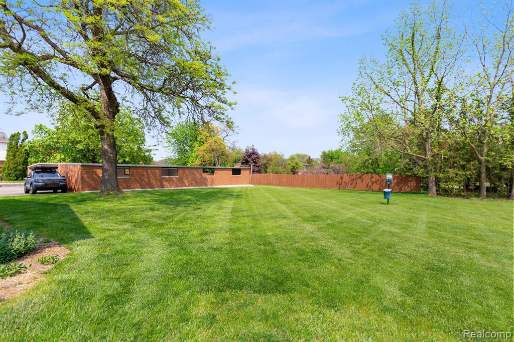 611 FOX HILLS Drive N, Bloomfield Hills, MI 48304 — Photo 29