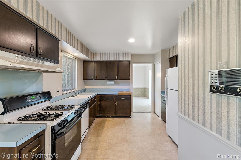 4054 ANTIQUE Lane, Bloomfield Hills, MI 48302 — Photo 19