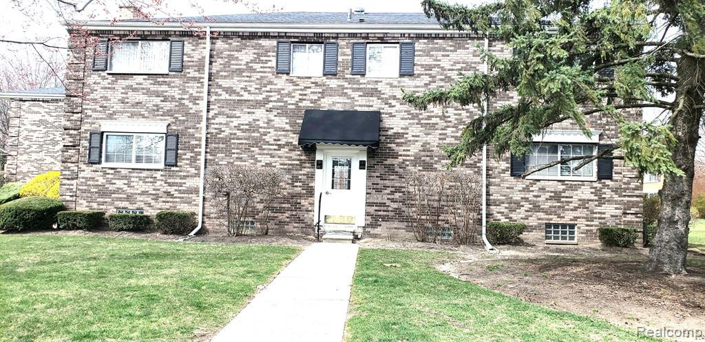 697 E FOX HILLS Drive, Bloomfield Hills, MI 48304 — front exterior