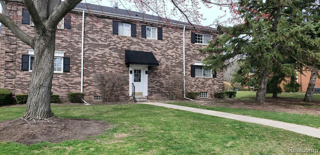 697 E FOX HILLS Drive, Bloomfield Hills, MI 48304 — Photo 2