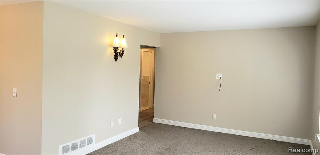 697 E FOX HILLS Drive, Bloomfield Hills, MI 48304 — Photo 4