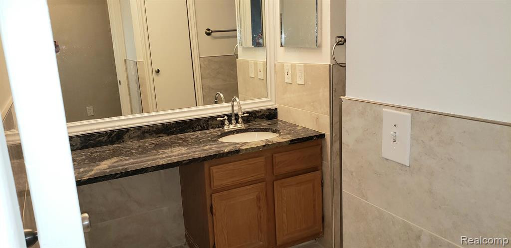 697 E FOX HILLS Drive, Bloomfield Hills, MI 48304 — Photo 11
