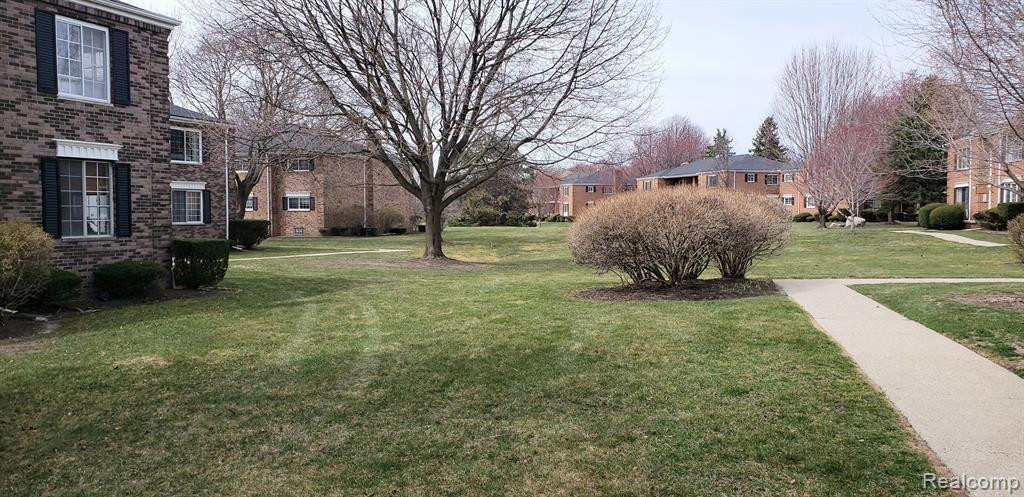 697 E FOX HILLS Drive, Bloomfield Hills, MI 48304 — Photo 13