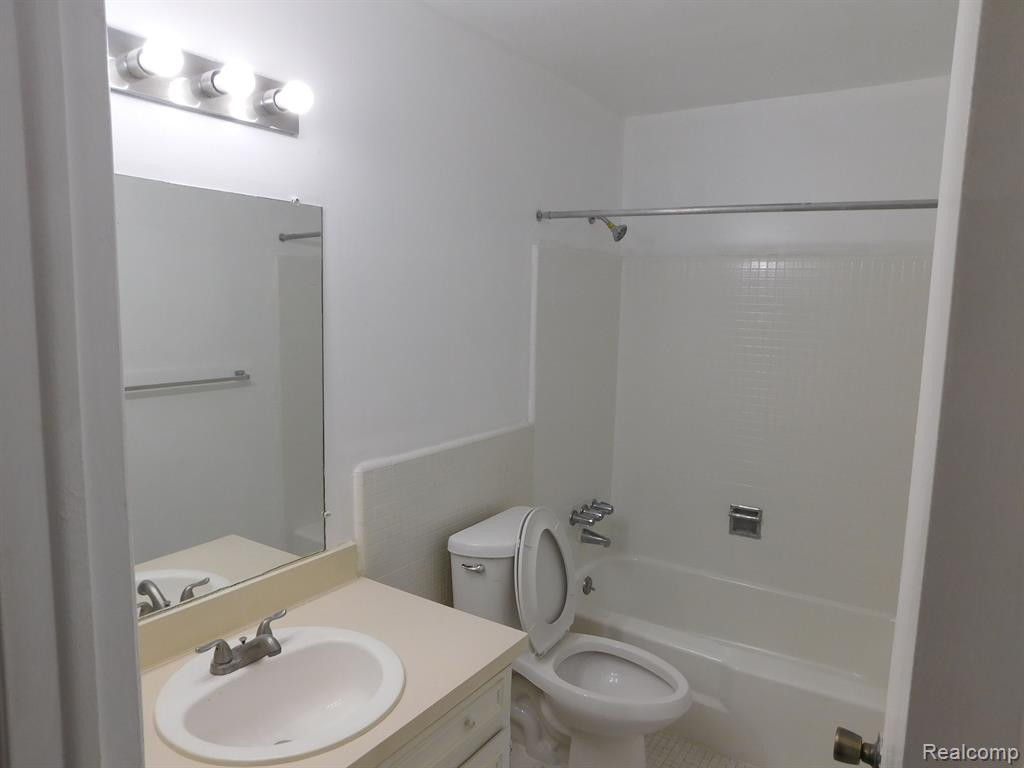 448 FOX HILLS Drive S, 5, Bloomfield Hills, MI 48304 — Photo 29