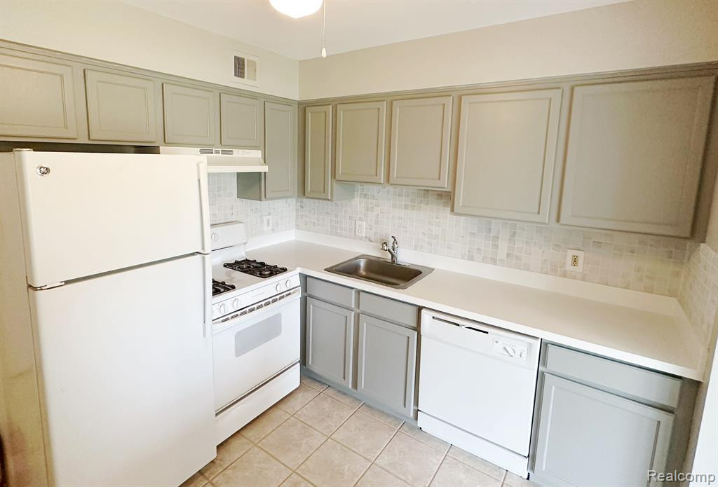 430 FOX HILLS Drive N, A-6, Bloomfield Hills, MI 48304 — Photo 9