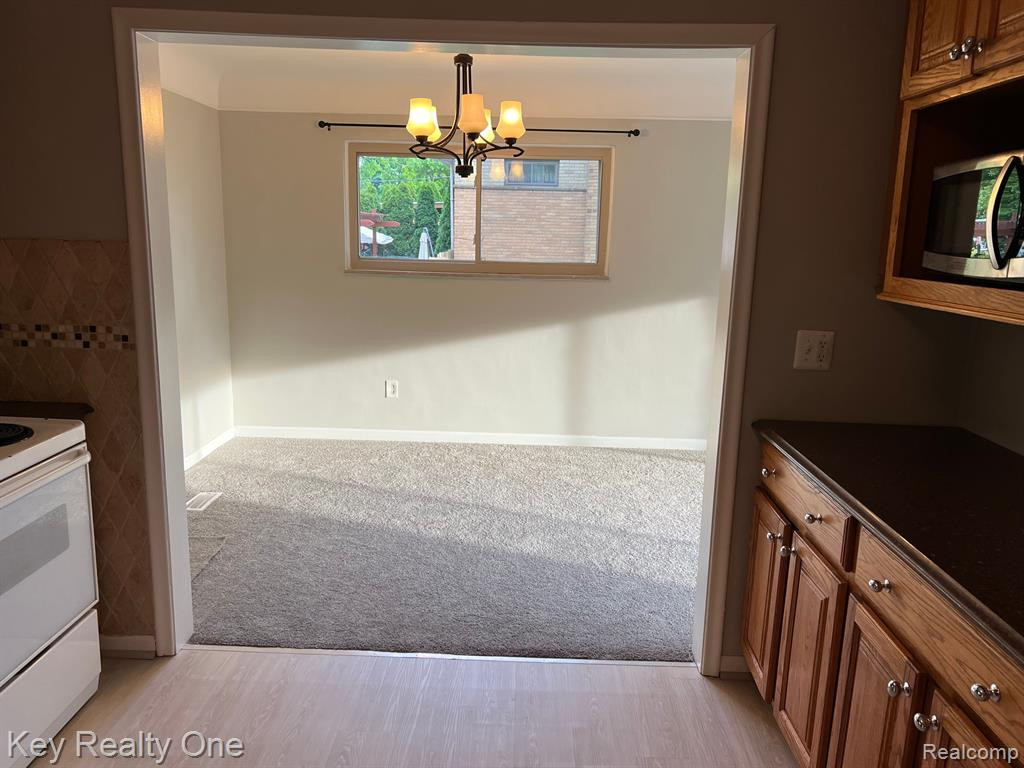 45662 CUSTER Avenue, Utica, MI 48317 — Photo 7