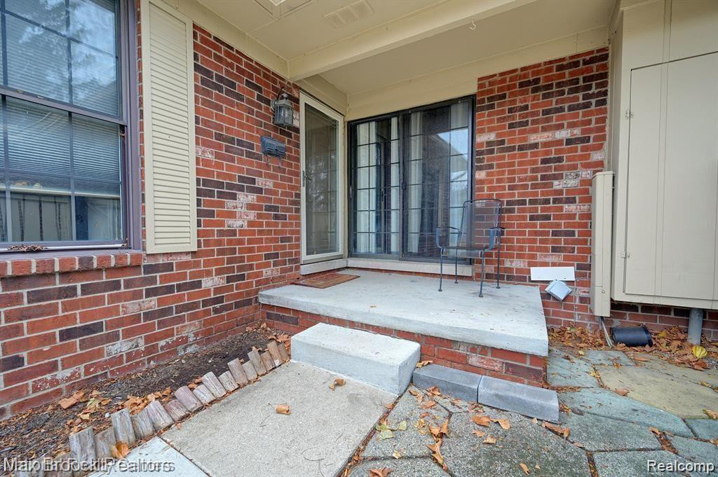 2767 ROUNDTREE Drive, Troy, MI 48083 — Photo 2