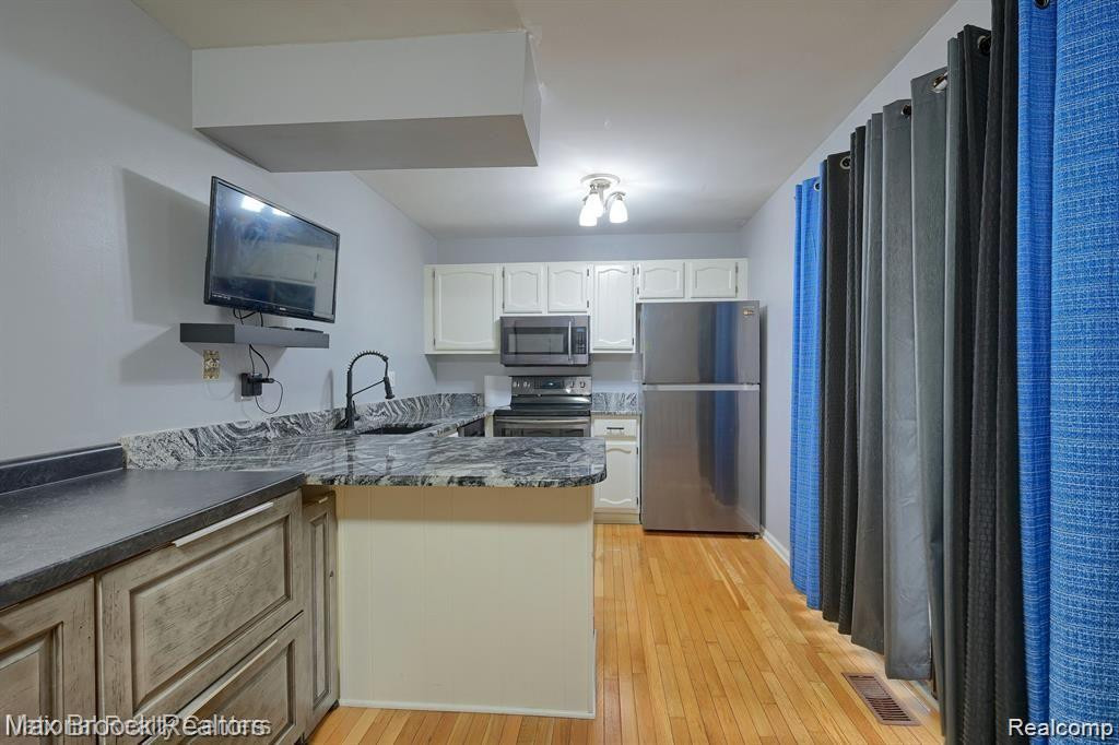 2767 ROUNDTREE Drive, Troy, MI 48083 — Photo 4