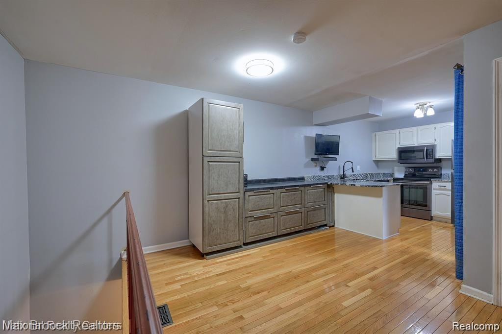 2767 ROUNDTREE Drive, Troy, MI 48083 — Photo 8
