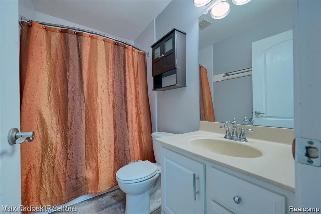 2767 ROUNDTREE Drive, Troy, MI 48083 — Photo 9