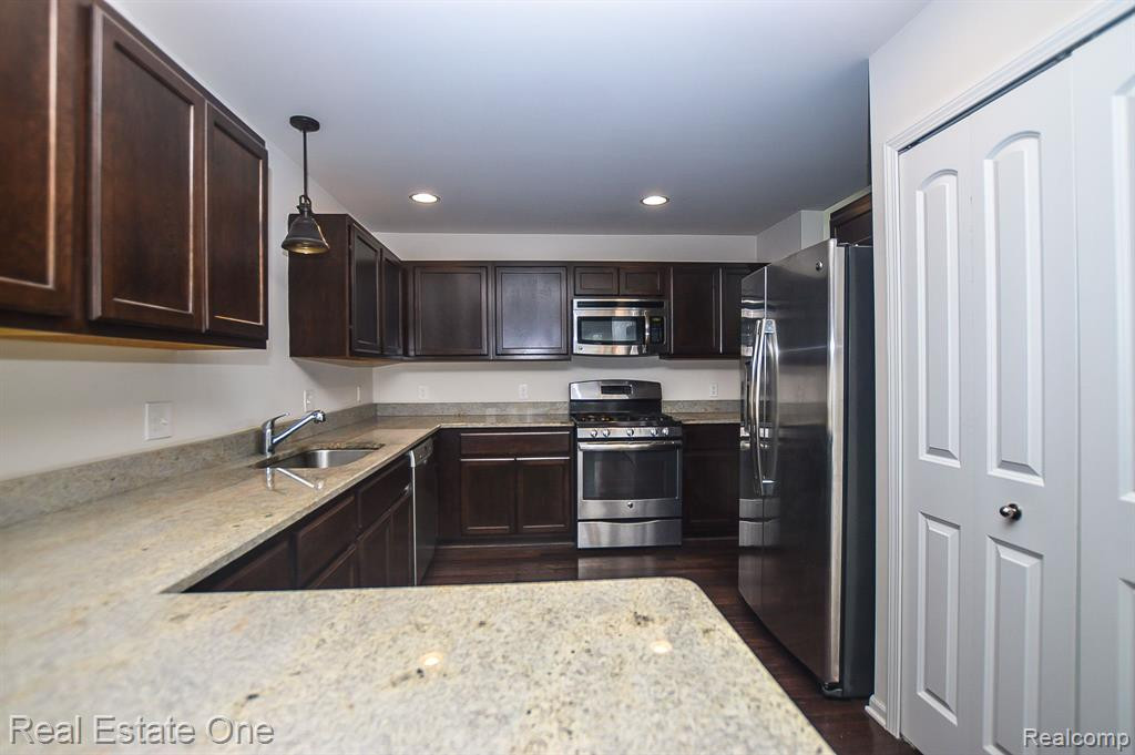 24867 VALLEYWOOD Drive, South Lyon, MI 48178 — Photo 4