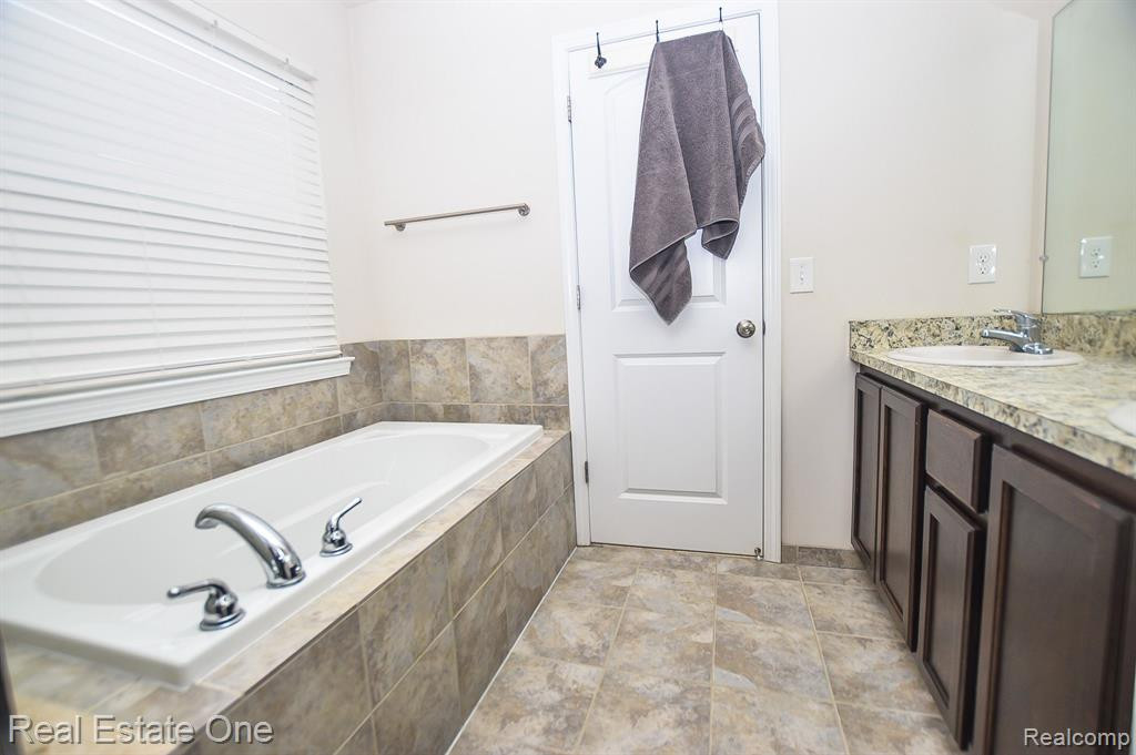 24867 VALLEYWOOD Drive, South Lyon, MI 48178 — Photo 12