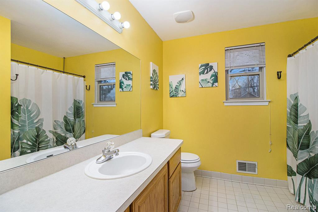 7950 SYRACUSE Street, Taylor, MI 48180 — Photo 17