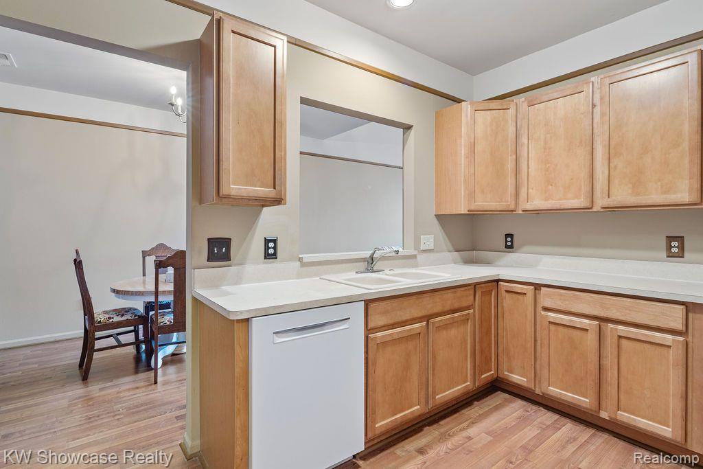 5104 ADDINGTON Drive, Commerce Twp, MI 48390 — Photo 14