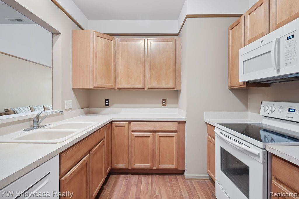 5104 ADDINGTON Drive, Commerce Twp, MI 48390 — Photo 15