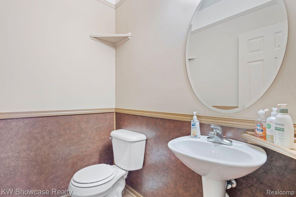 5104 ADDINGTON Drive, Commerce Twp, MI 48390 — Photo 17