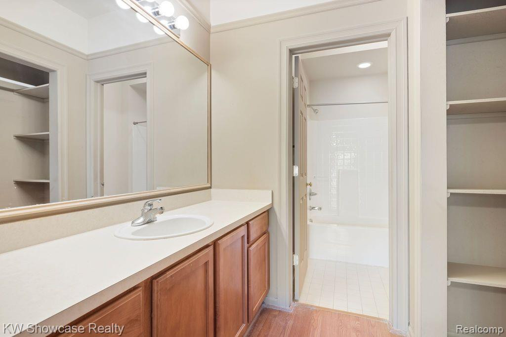 5104 ADDINGTON Drive, Commerce Twp, MI 48390 — Photo 20