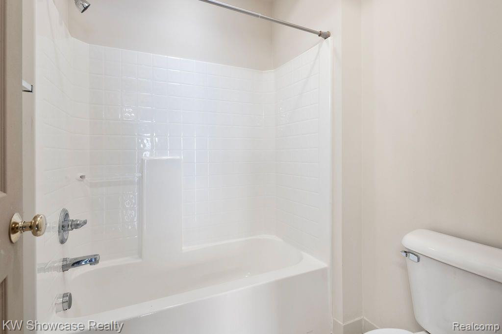 5104 ADDINGTON Drive, Commerce Twp, MI 48390 — Photo 21