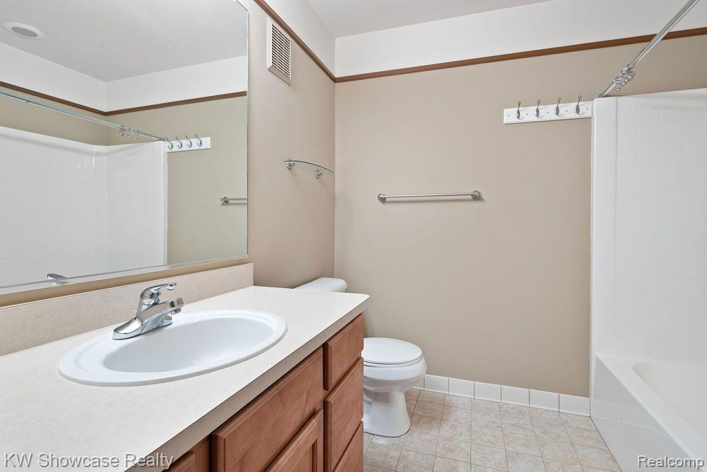 5104 ADDINGTON Drive, Commerce Twp, MI 48390 — Photo 26