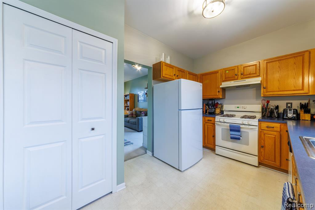 7238 SPY GLASS Lane, Ypsilanti, MI 48197 — Photo 11