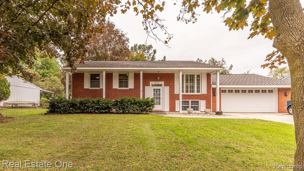792 LAGUNA Drive, Wolverine Lake, MI 48390 — front exterior
