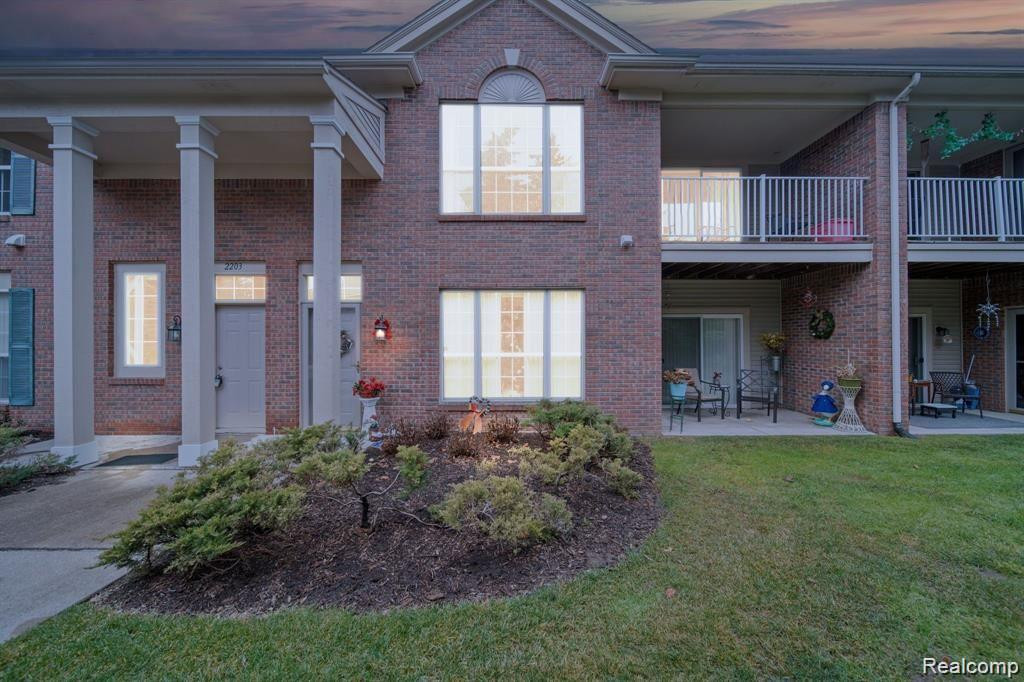 2203 Saratoga Boulevard, Walled Lake, MI 48390 — front exterior