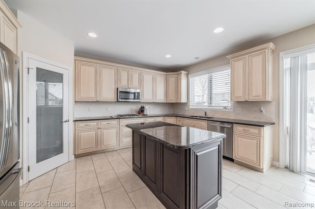 55222 HIDDEN RIVER Drive, Macomb, MI 48042 — Photo 9