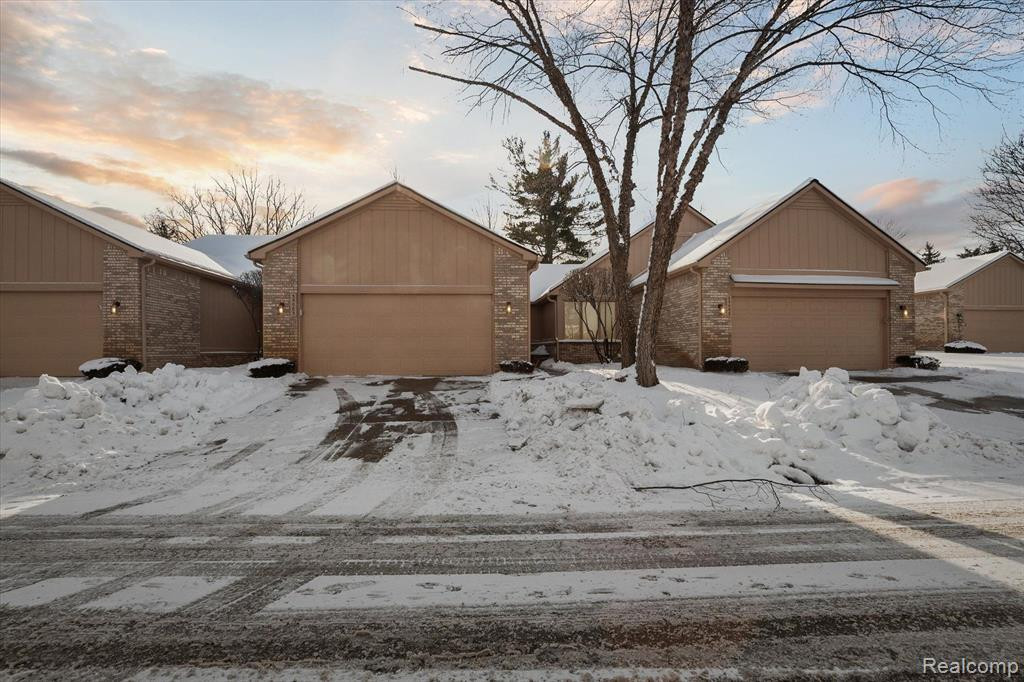 35083 KNOLLWOOD Lane, Farmington Hills, MI 48335 — front exterior