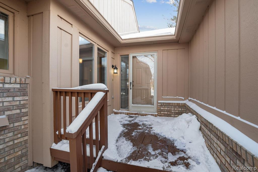 35083 KNOLLWOOD Lane, Farmington Hills, MI 48335 — Photo 2