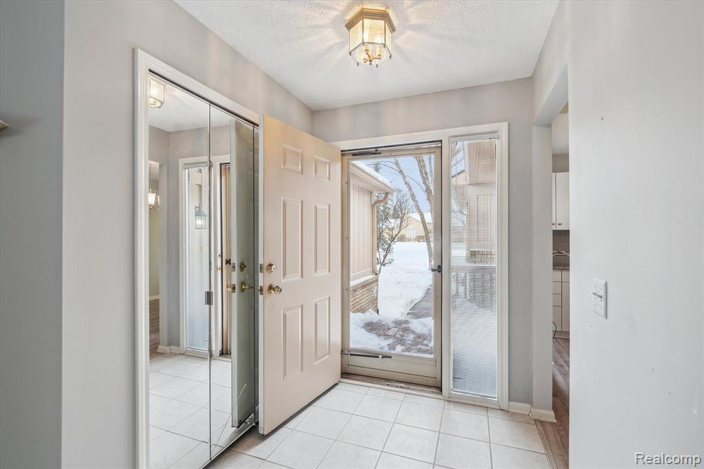 35083 KNOLLWOOD Lane, Farmington Hills, MI 48335 — Photo 3