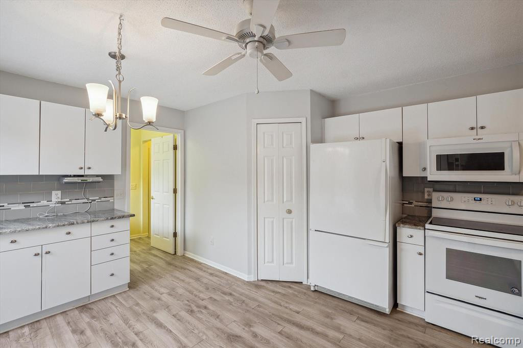 35083 KNOLLWOOD Lane, Farmington Hills, MI 48335 — Photo 5