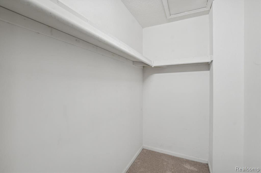 35083 KNOLLWOOD Lane, Farmington Hills, MI 48335 — Photo 13