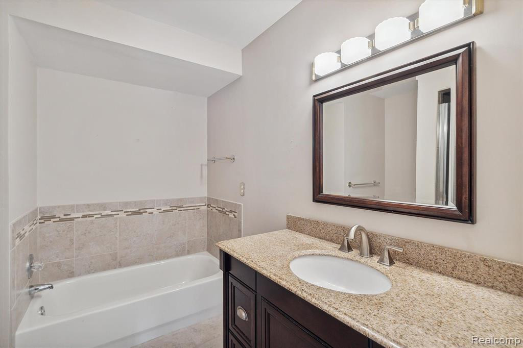 35083 KNOLLWOOD Lane, Farmington Hills, MI 48335 — Photo 14