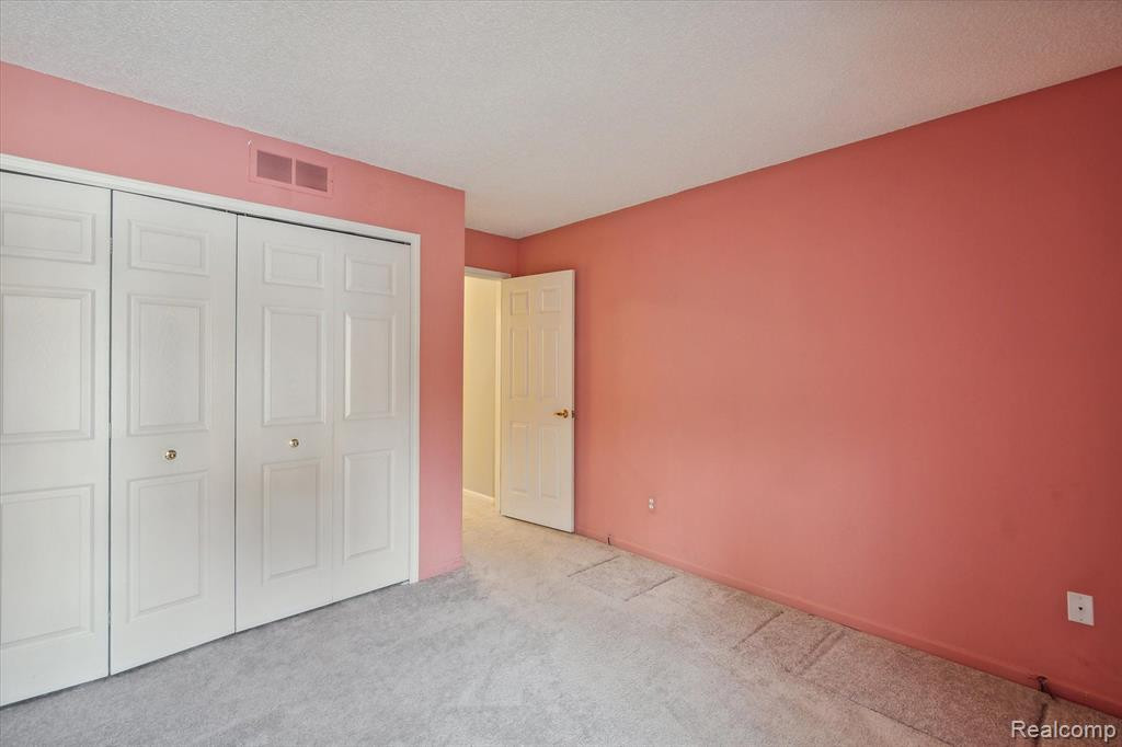 35083 KNOLLWOOD Lane, Farmington Hills, MI 48335 — Photo 16