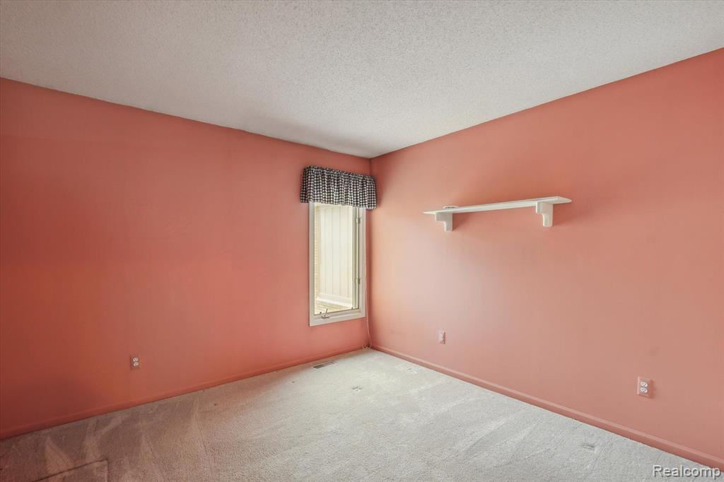 35083 KNOLLWOOD Lane, Farmington Hills, MI 48335 — Photo 17