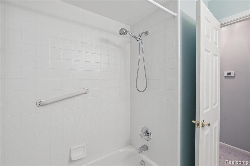 35083 KNOLLWOOD Lane, Farmington Hills, MI 48335 — Photo 19