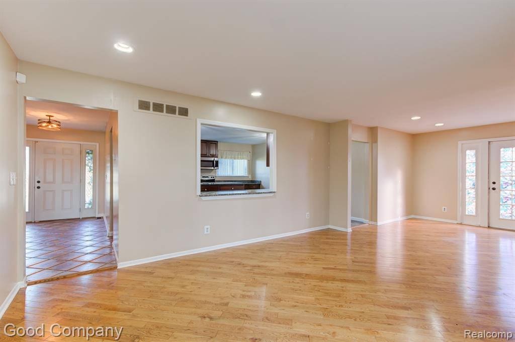 5245 BERWYCK Drive, Troy, MI 48085 — Photo 4