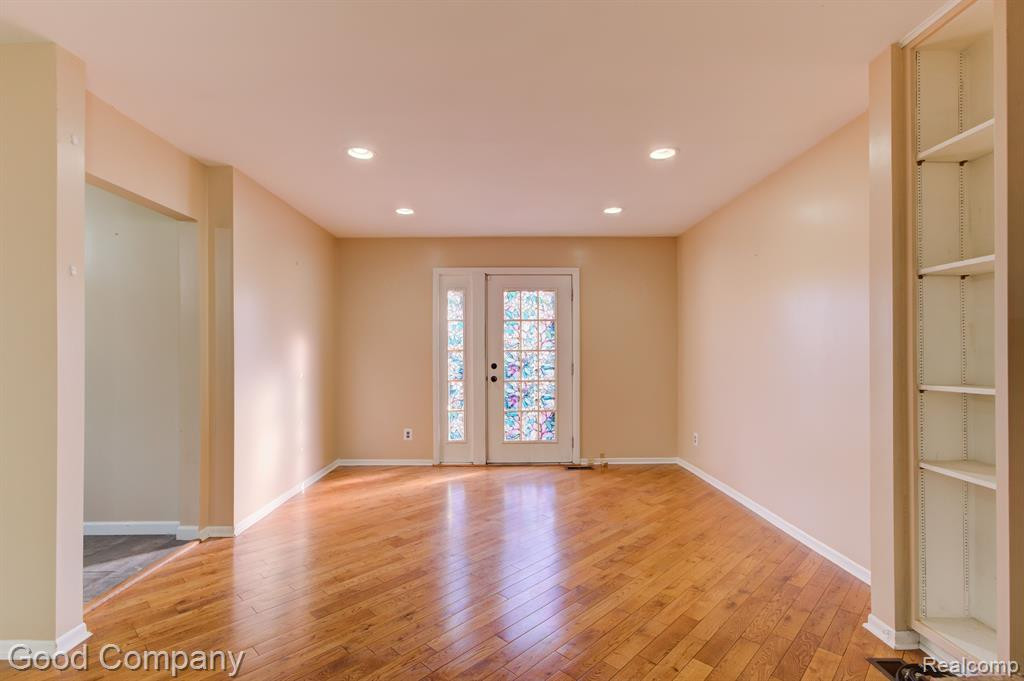 5245 BERWYCK Drive, Troy, MI 48085 — Photo 5