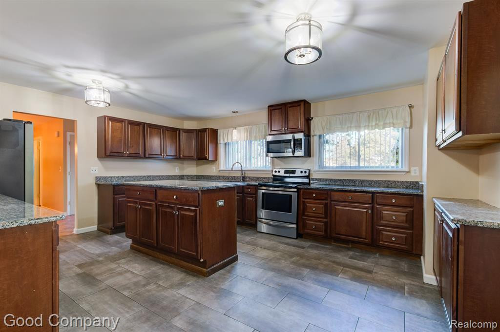 5245 BERWYCK Drive, Troy, MI 48085 — Photo 8