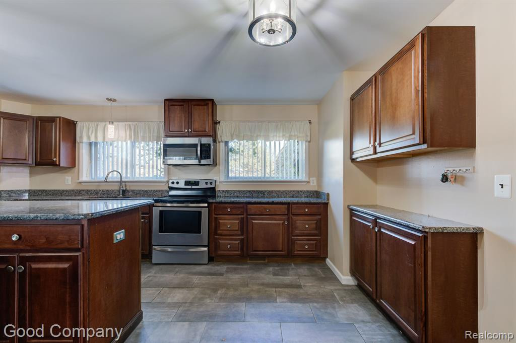 5245 BERWYCK Drive, Troy, MI 48085 — Photo 9