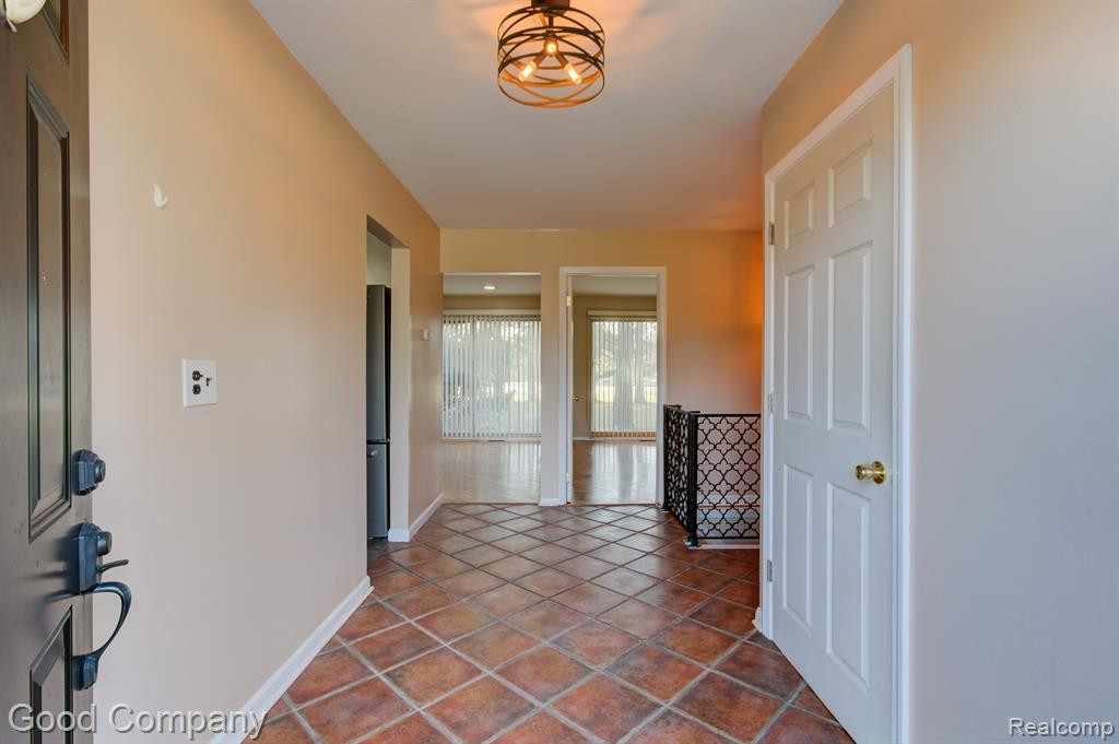 5245 BERWYCK Drive, Troy, MI 48085 — Photo 16